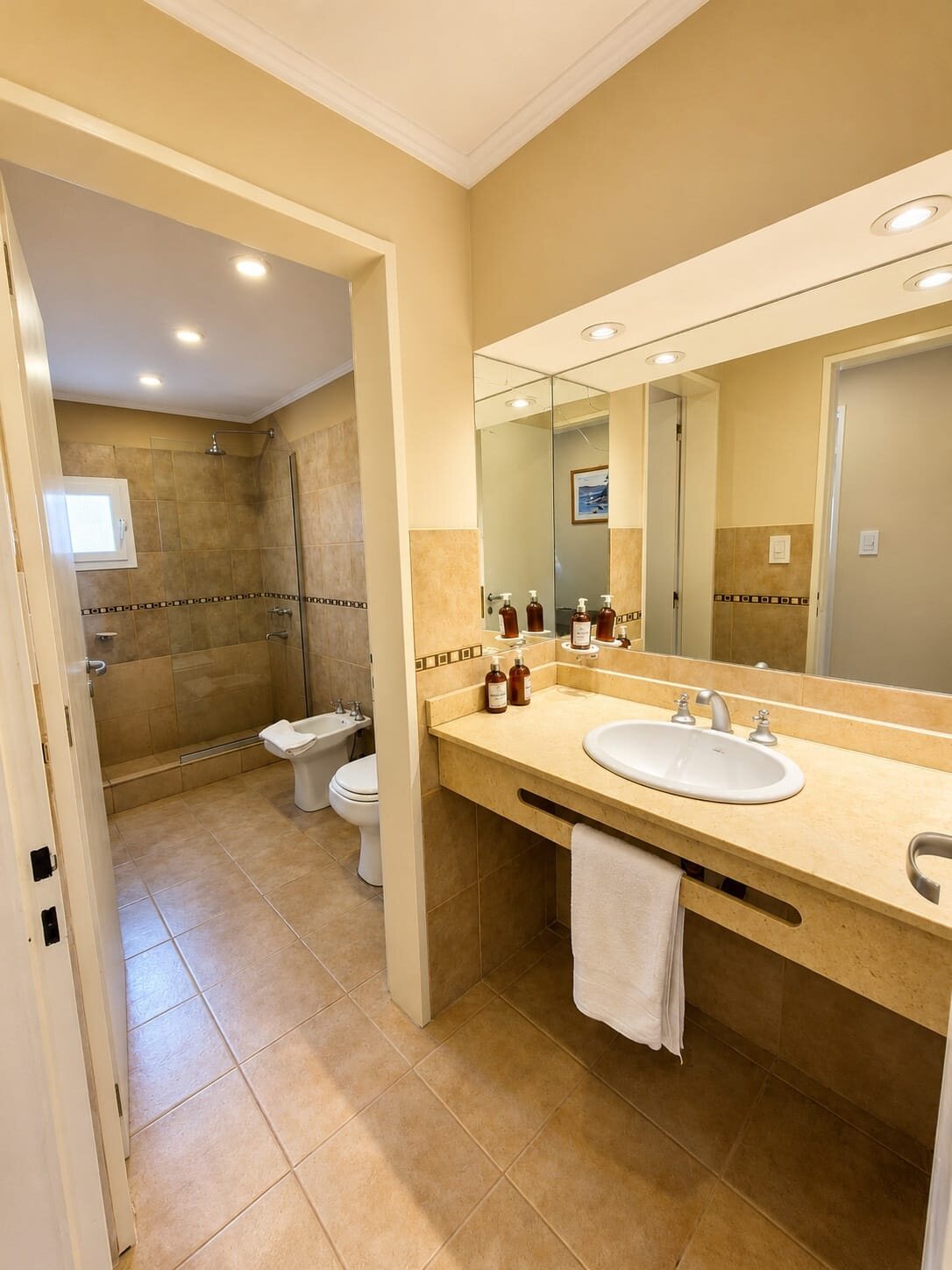 Baño con vanitory y espejo