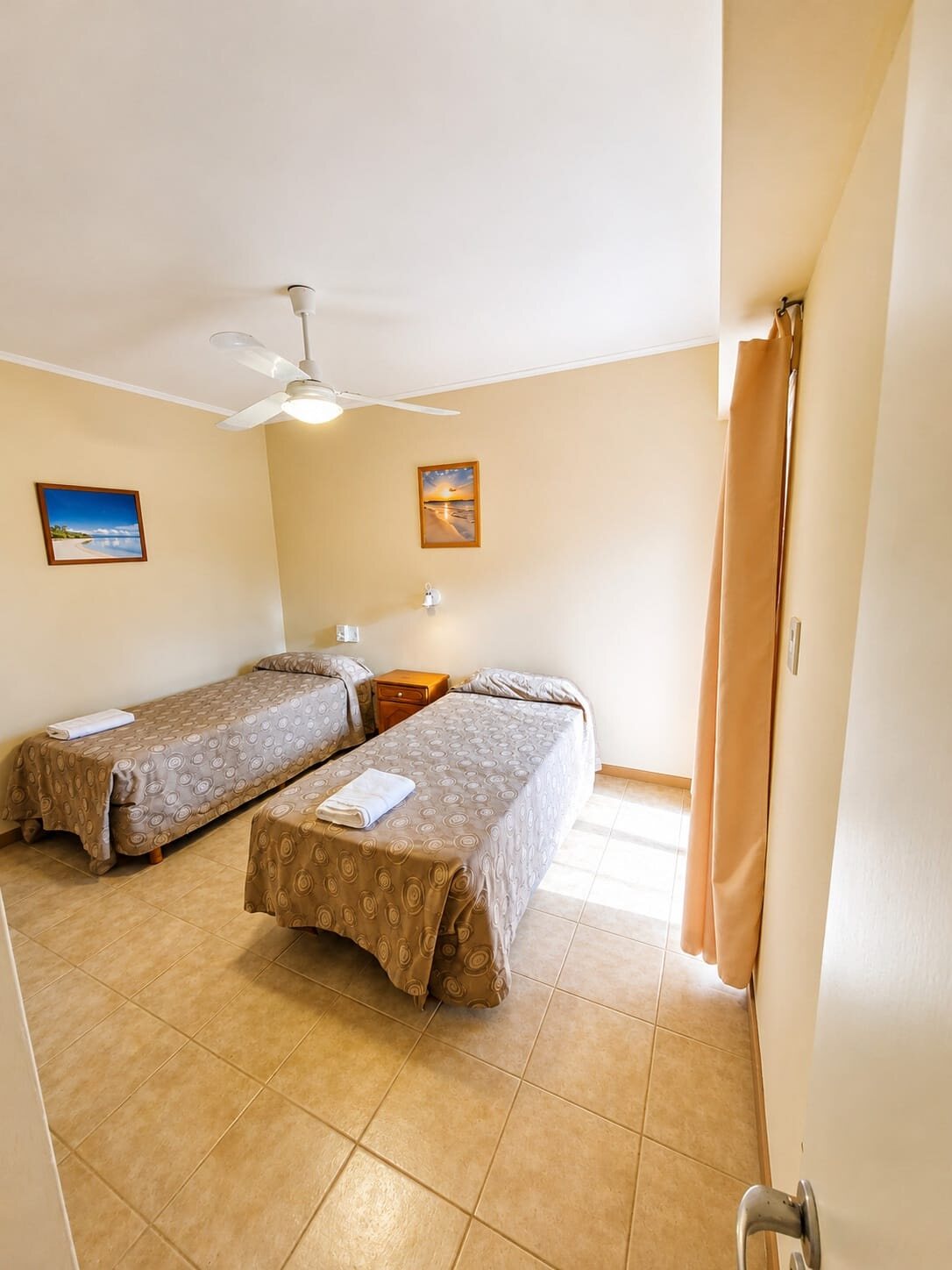 Dormitorio con dos camas individuales