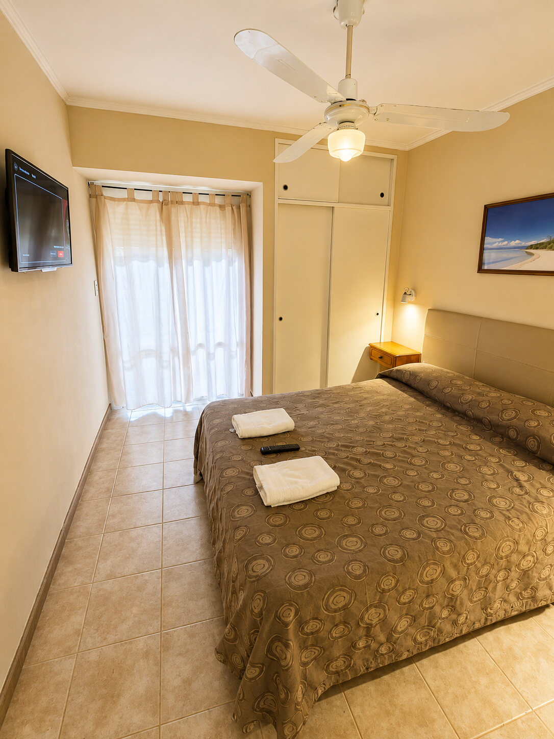 Dormitorio con cama matrimonial